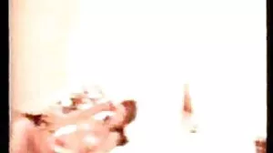 Smutne krótkie włosy z pięknym piwnym sercem z Holed sex mokra cipka
